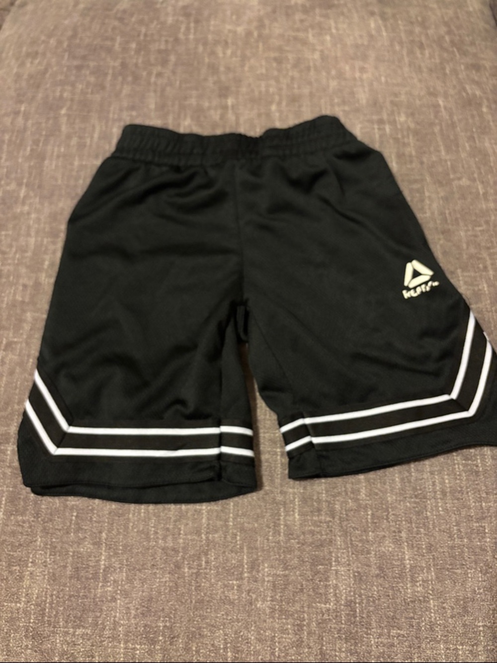 Boys Black rebound stripes Reebok Shorts size XS(5-6)